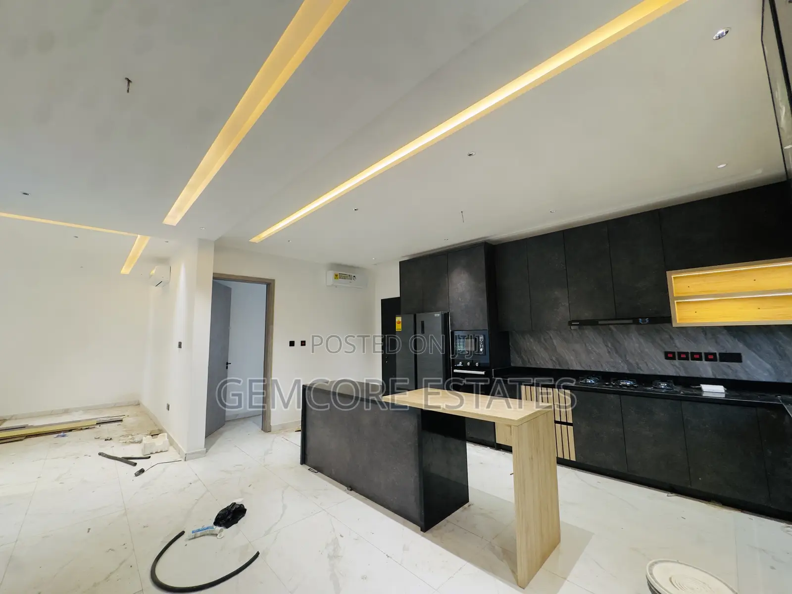 4bdrm Townhouse / Terrace in School Junction, Ashaley Botwe for rent