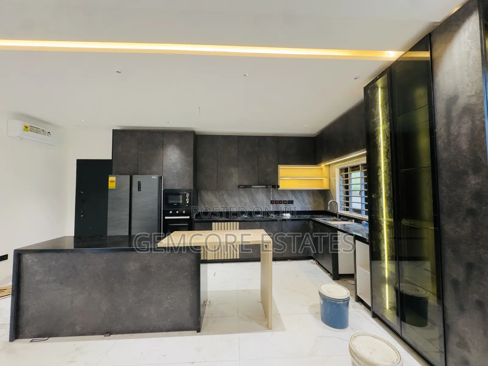 4bdrm Townhouse / Terrace in School Junction, Ashaley Botwe for rent