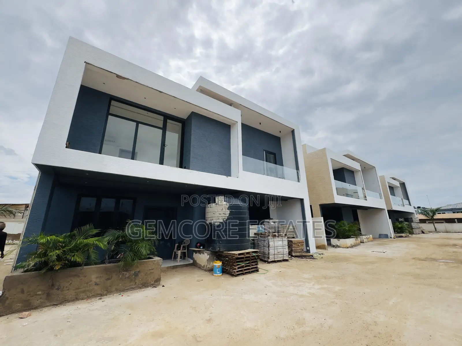 4bdrm Townhouse / Terrace in School Junction, Ashaley Botwe for rent