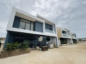 4bdrm Townhouse / Terrace in School Junction, Ashaley Botwe for rent