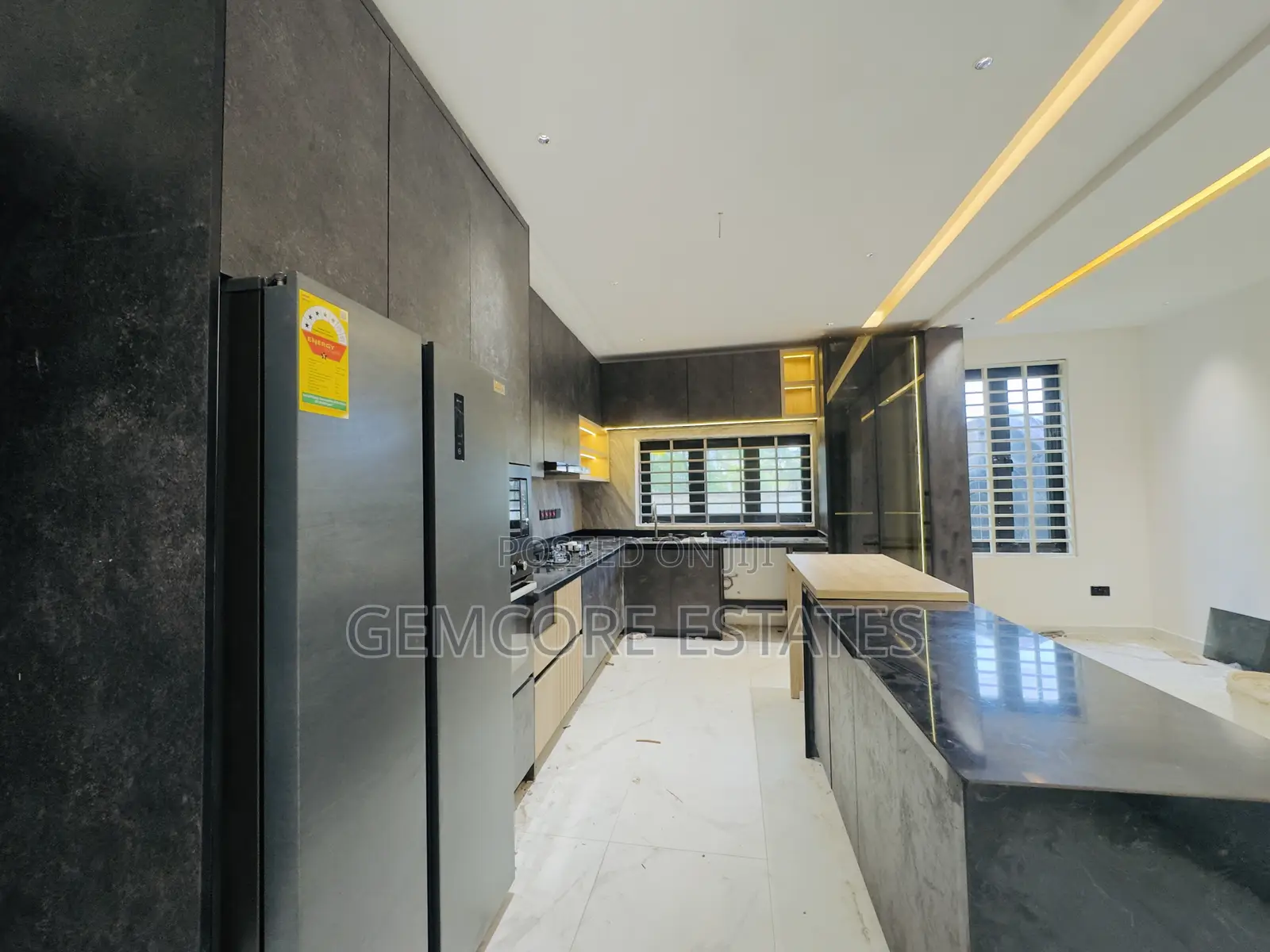 4bdrm Townhouse / Terrace in School Junction, Ashaley Botwe for rent