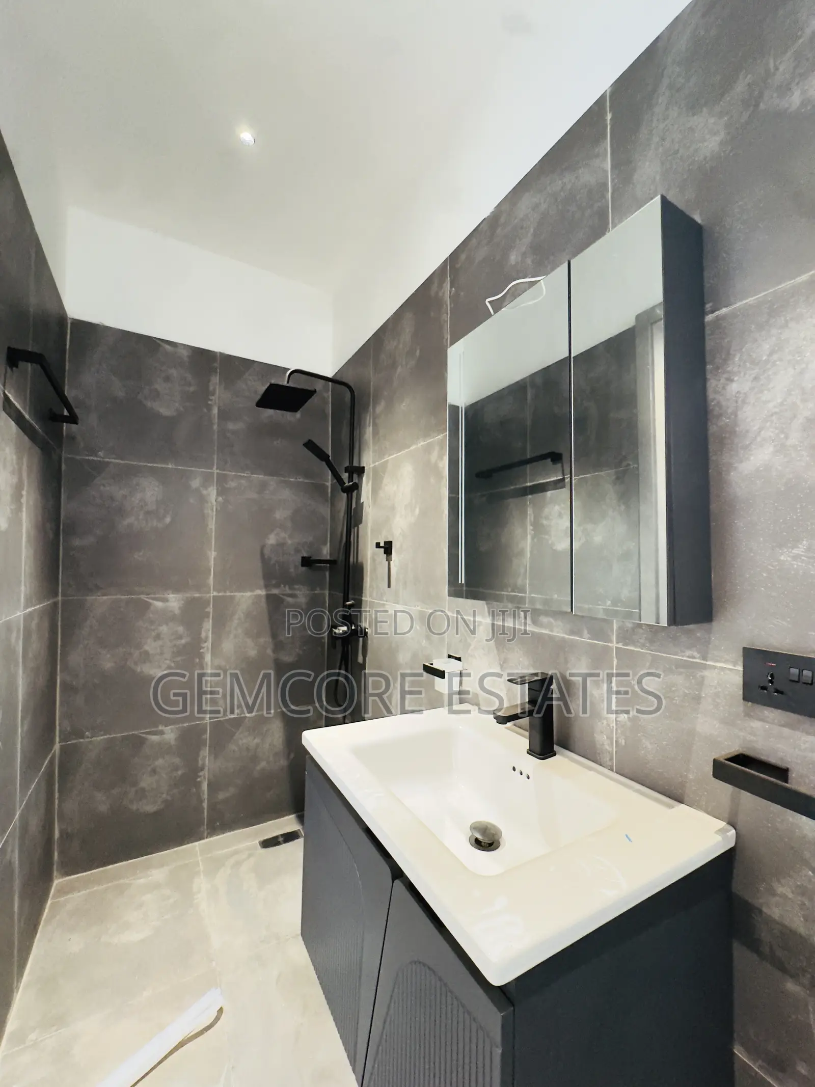 4bdrm Townhouse / Terrace in School Junction, Ashaley Botwe for rent