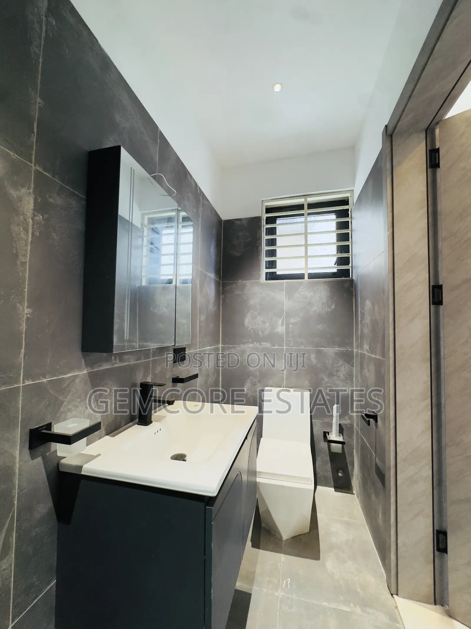 4bdrm Townhouse / Terrace in School Junction, Ashaley Botwe for rent
