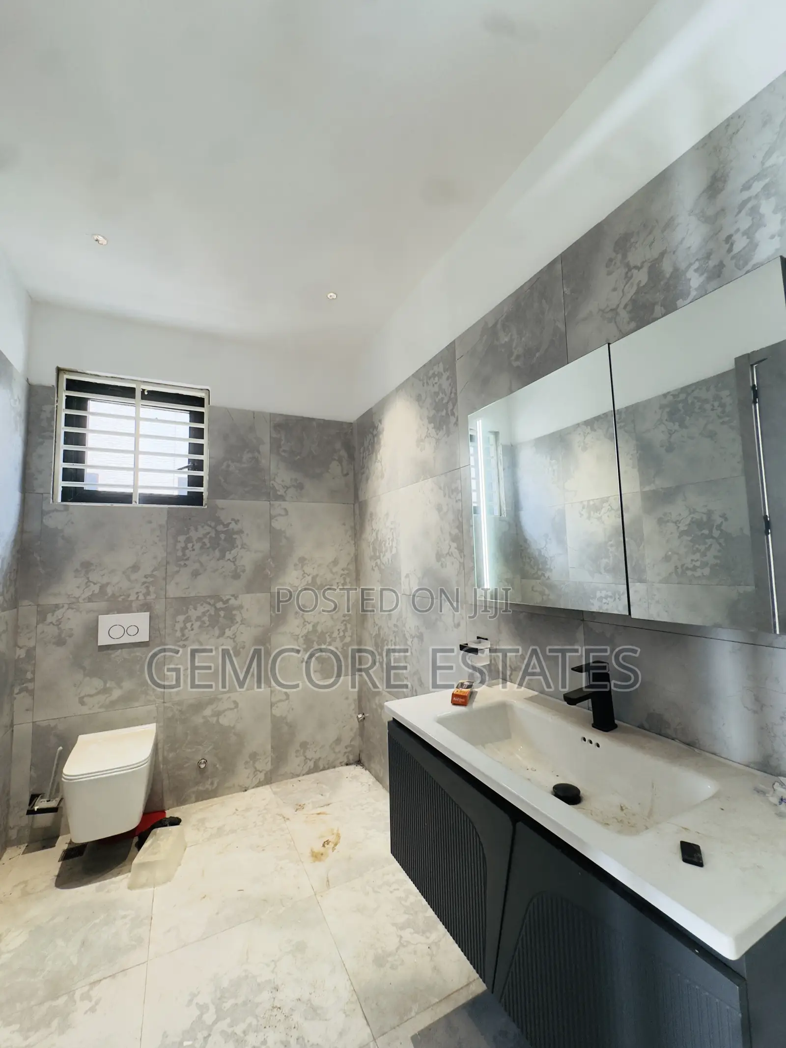 4bdrm Townhouse / Terrace in School Junction, Ashaley Botwe for rent