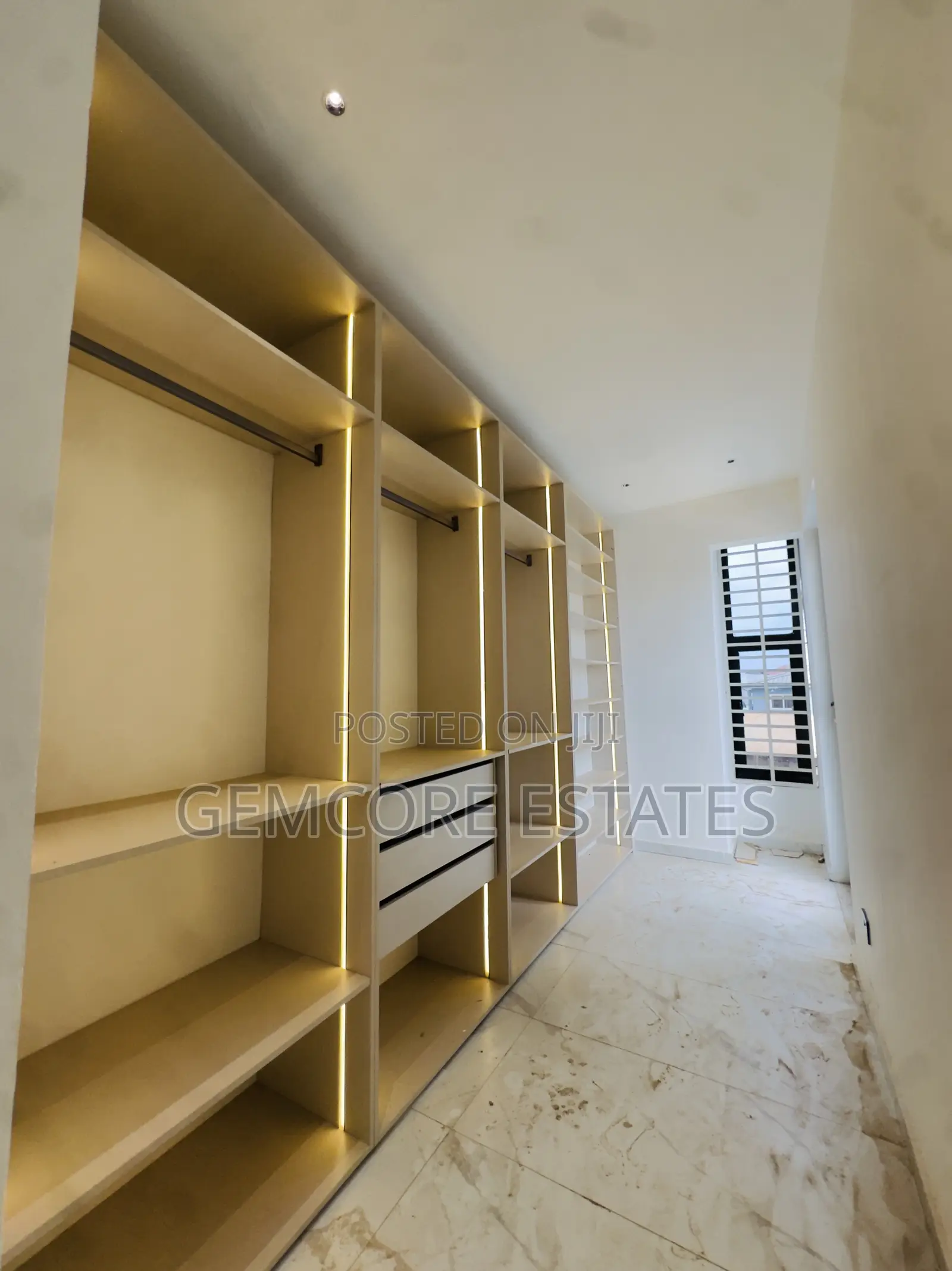 4bdrm Townhouse / Terrace in School Junction, Ashaley Botwe for rent