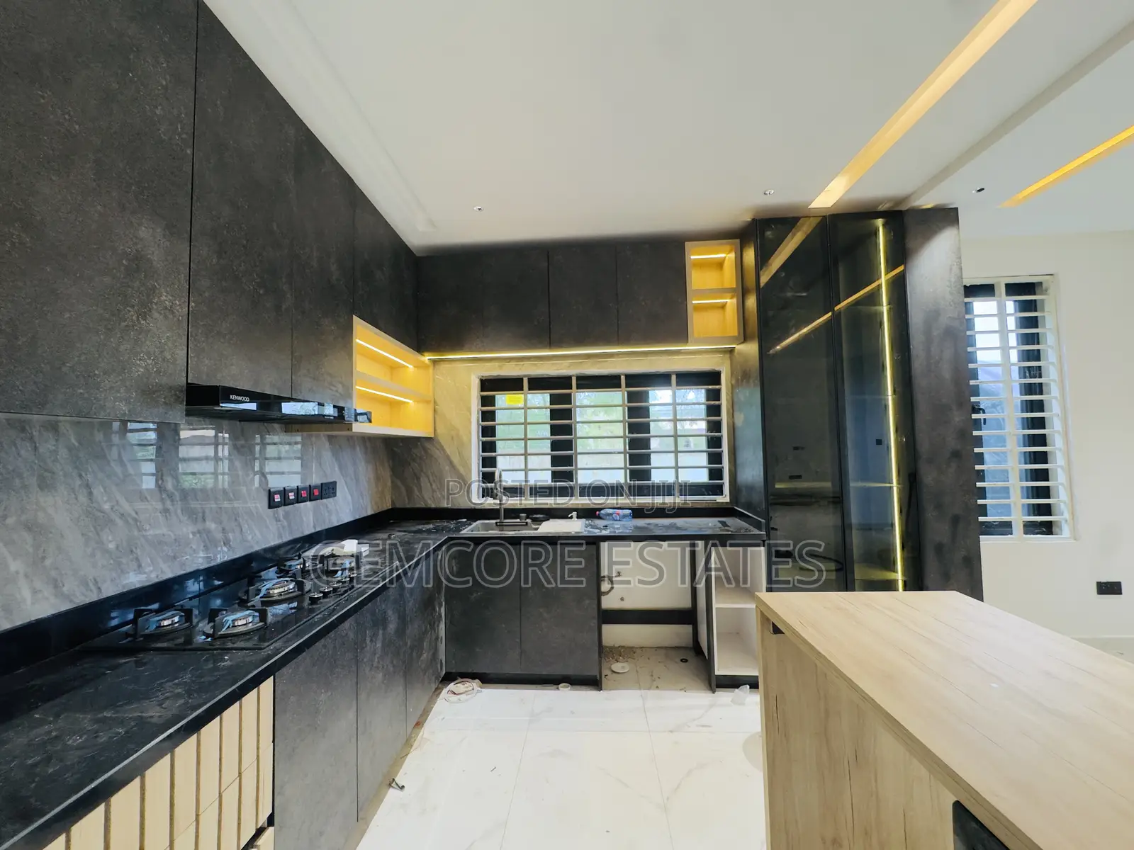 4bdrm Townhouse / Terrace in School Junction, Ashaley Botwe for rent