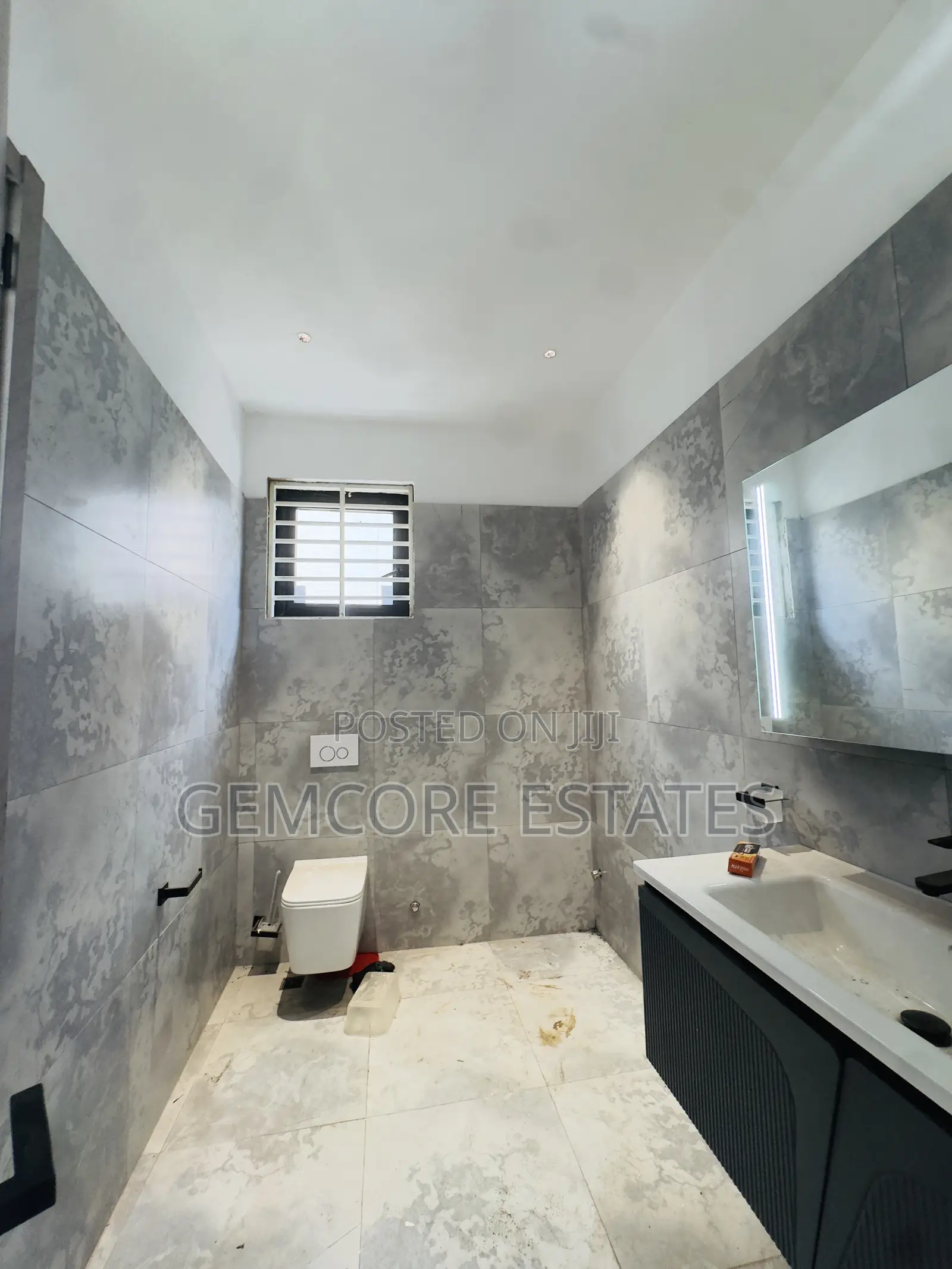 4bdrm Townhouse / Terrace in School Junction, Ashaley Botwe for rent