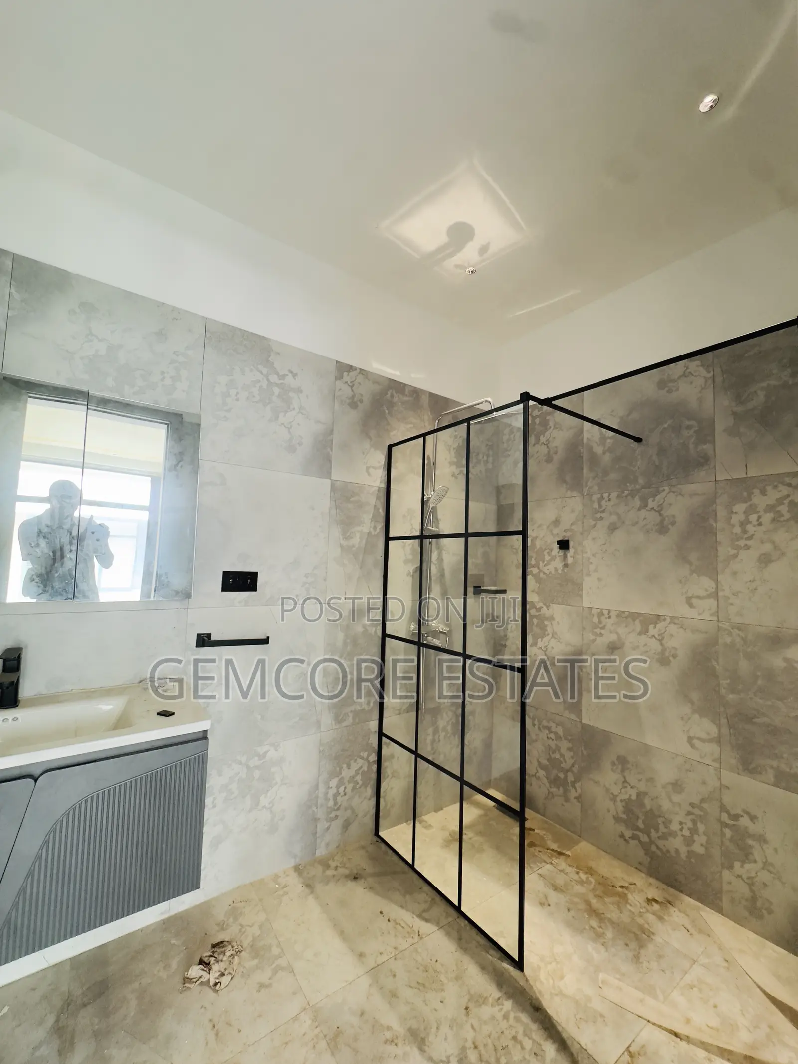 4bdrm Townhouse / Terrace in School Junction, Ashaley Botwe for rent