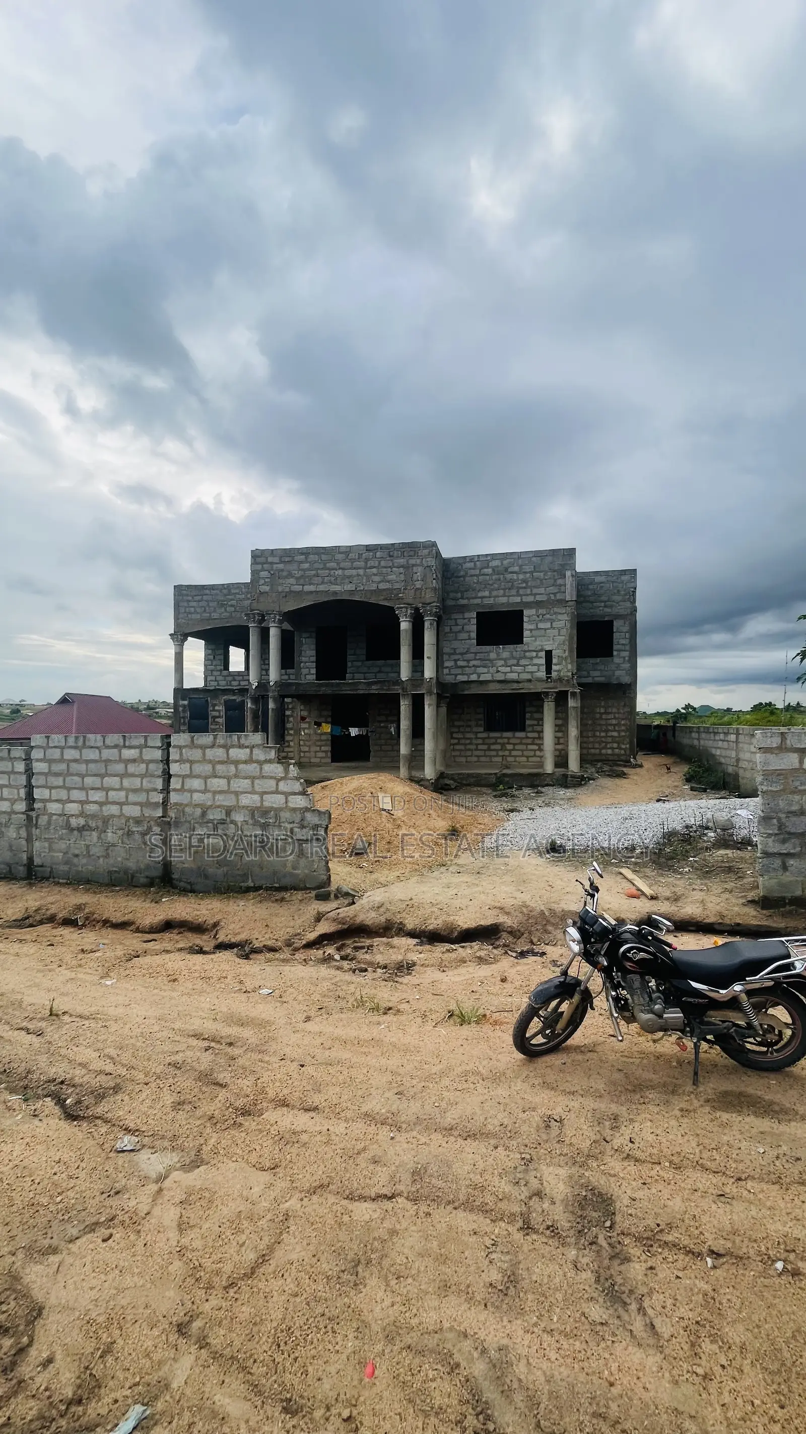 9bdrm House in Sefdard Properties, Amasaman for sale