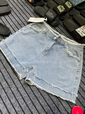 Light‐Wash Frayed Hem Denim Shorts — Ladies Casual High‐Waist Style