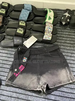 Light‐Wash Frayed Hem Denim Shorts — Ladies Casual High‐Waist Style