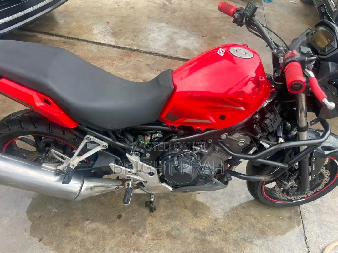Honda CB 2017 Red