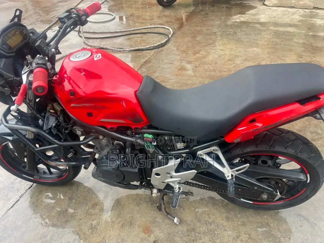 Honda CB 2017 Red
