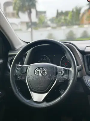 Toyota Corolla XLE (1.8L 4cyl 2A) 2018 Silver