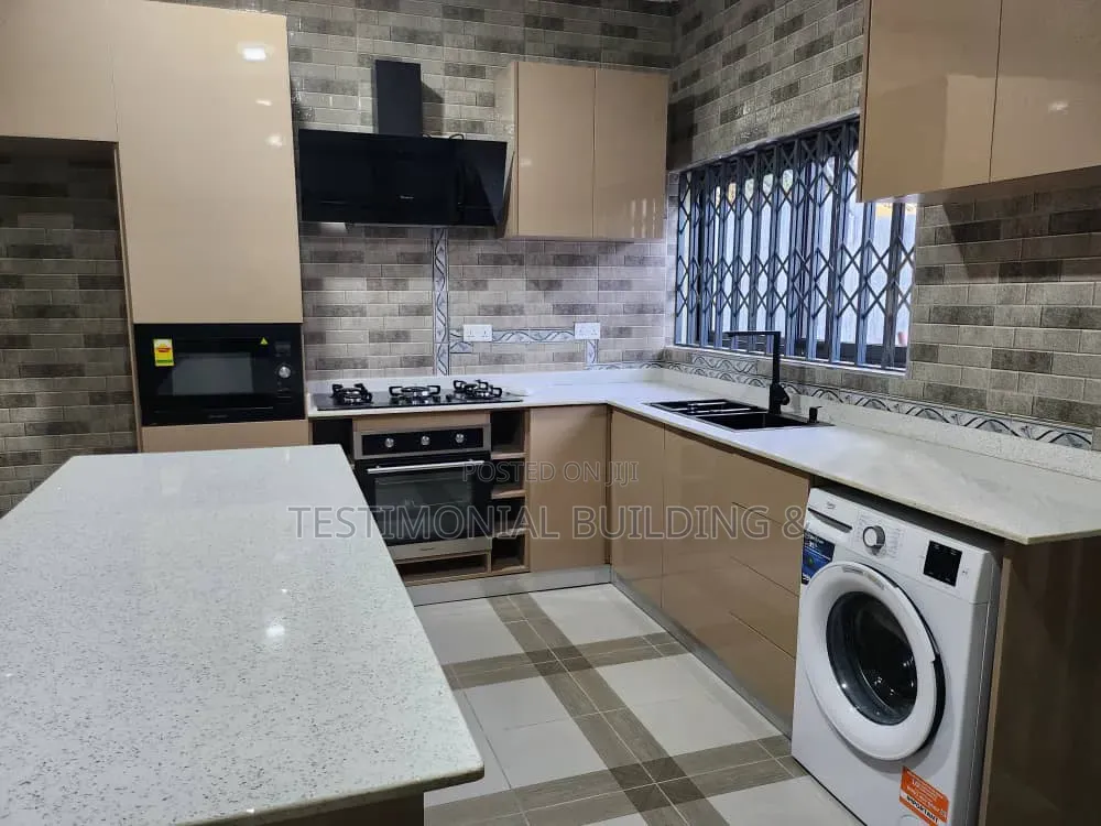 3bdrm House in Testimonial Building, Baatsona Total for rent