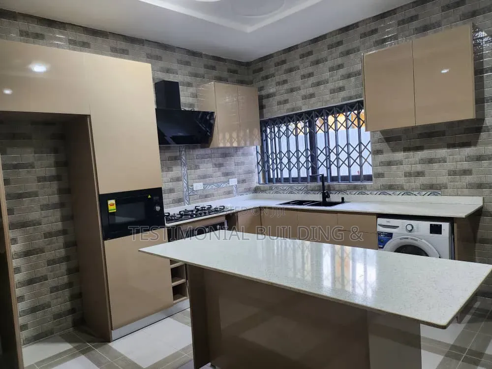 3bdrm House in Testimonial Building, Baatsona Total for rent