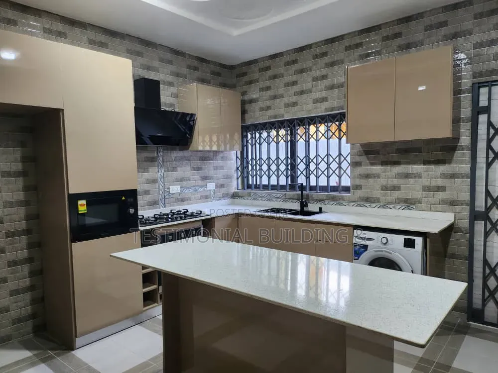 3bdrm House in Testimonial Building, Baatsona Total for rent