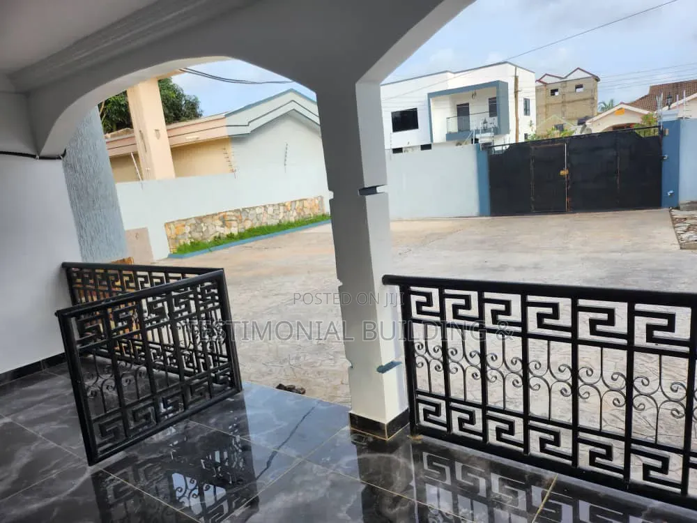 3bdrm House in Testimonial Building, Baatsona Total for rent
