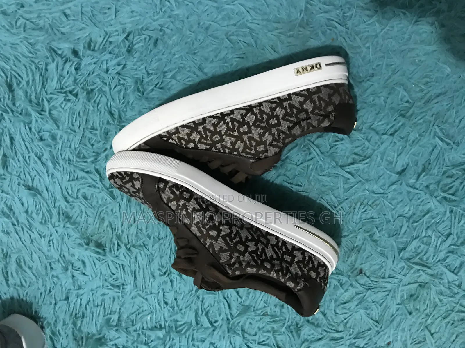 Very Neat Used Sneakers