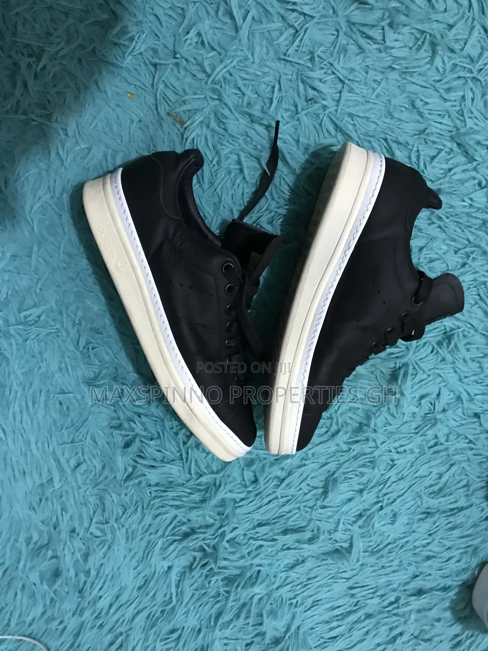 Very Neat Used Sneakers