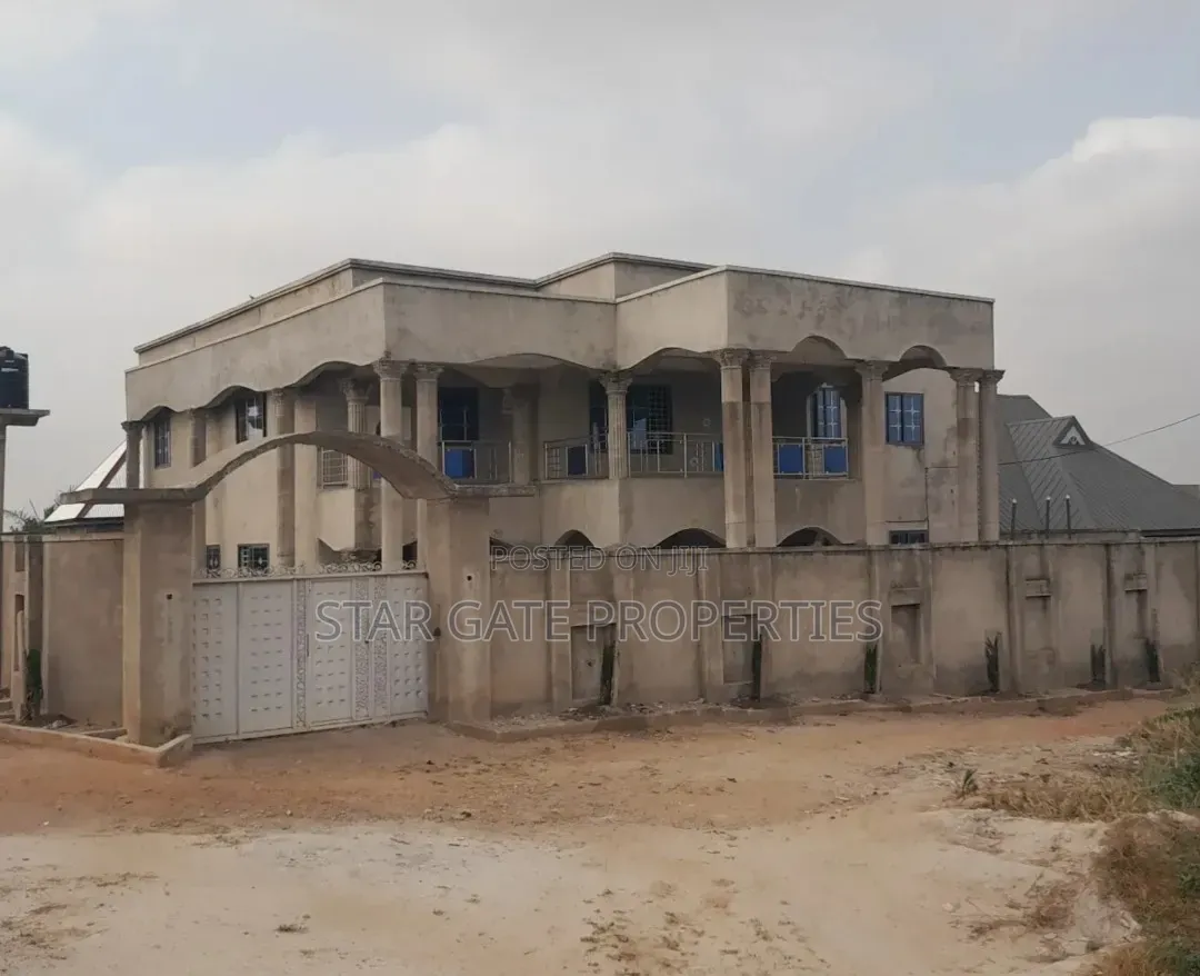 8bdrm House in Kenyasi Adwumam, Kumasi Metropolitan for sale