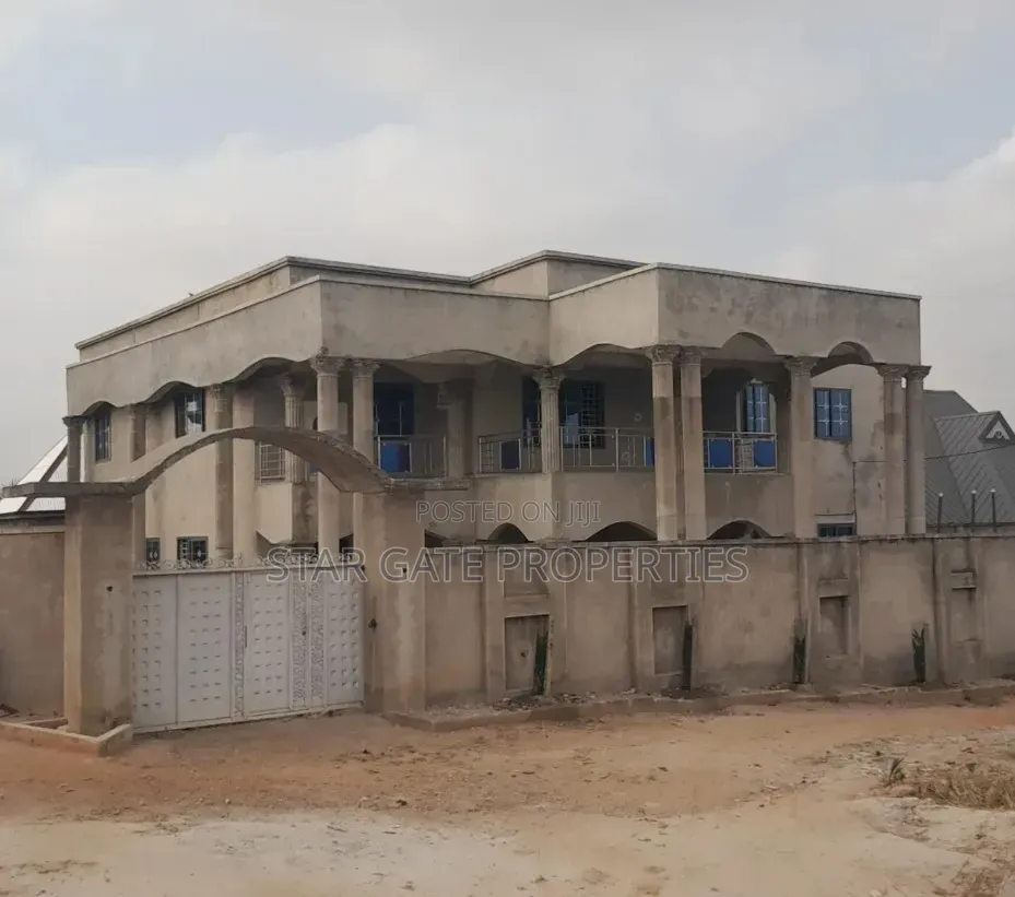 8bdrm House in Kenyasi Adwumam, Kumasi Metropolitan for sale