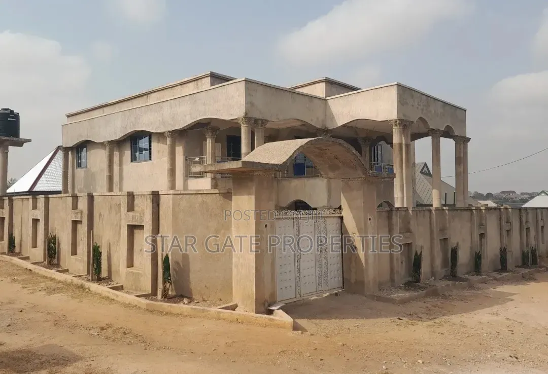 8bdrm House in Kenyasi Adwumam, Kumasi Metropolitan for sale