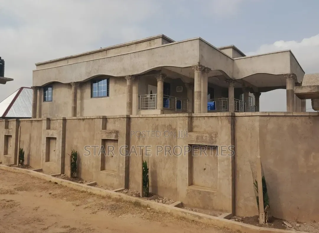 8bdrm House in Kenyasi Adwumam, Kumasi Metropolitan for sale