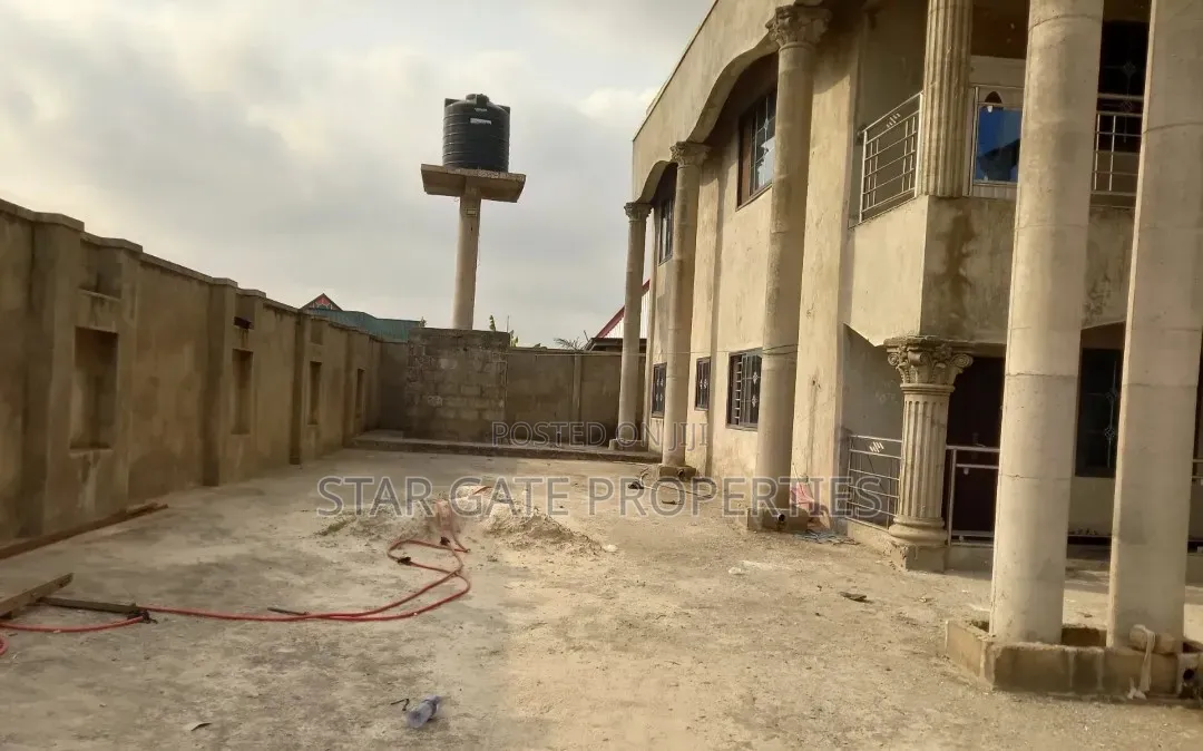 8bdrm House in Kenyasi Adwumam, Kumasi Metropolitan for sale