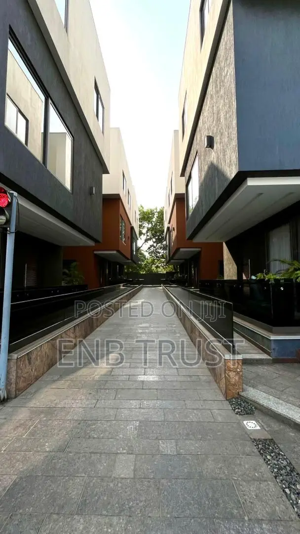 Furnished 4bdrm Townhouse / Terrace in East Legon, A&C Mall Area