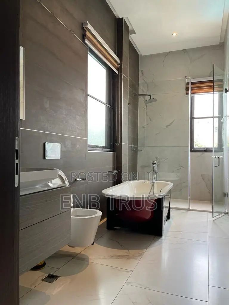 Furnished 4bdrm Townhouse / Terrace in East Legon, A&C Mall Area
