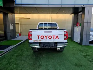 Toyota Hilux 2025 White