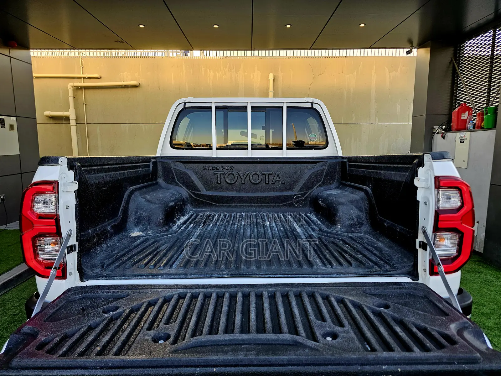 Toyota Hilux 2025 White