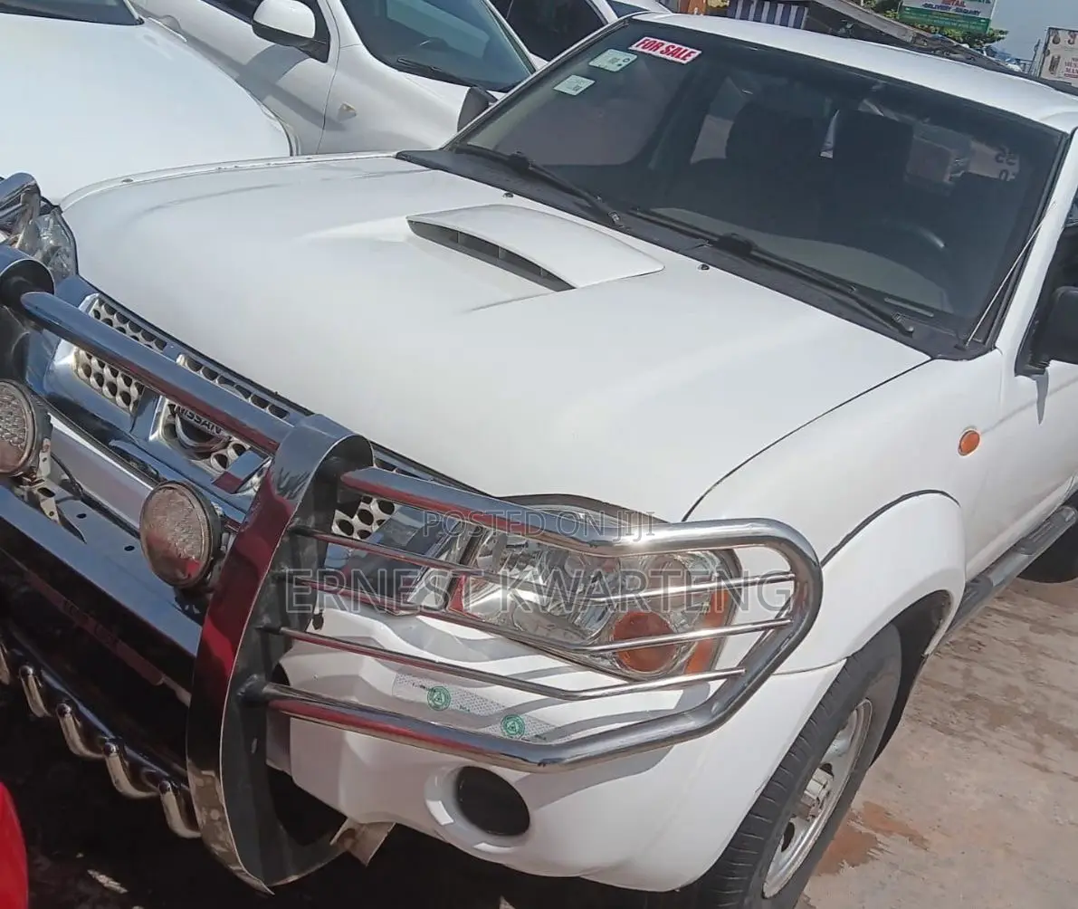 Nissan Hardbody 2014 White