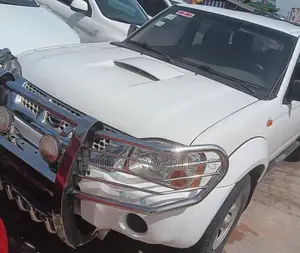 Nissan Hardbody 2014 White