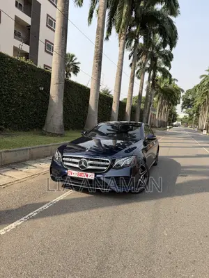 Mercedes-Benz E300 2019 Blue