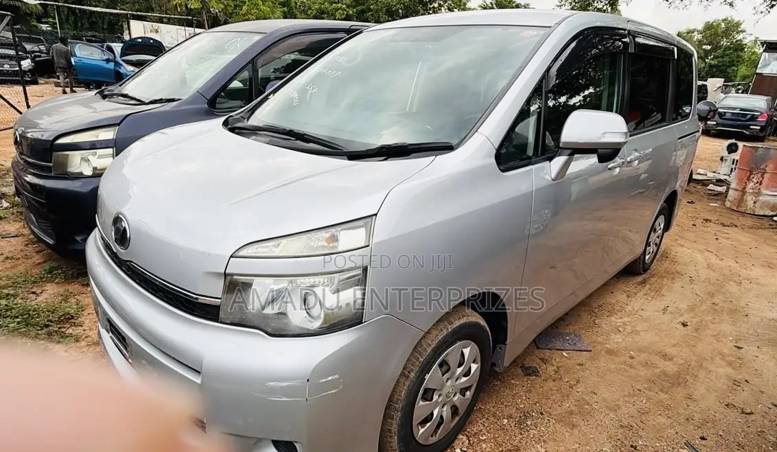 Toyota Voxy 2011 Silver