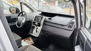 Toyota Voxy 2011 Silver