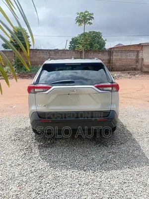 Toyota RAV4 XLE FWD 2020 Silver