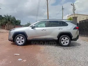 Toyota RAV4 XLE FWD 2020 Silver