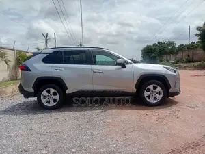 Toyota RAV4 XLE FWD 2020 Silver