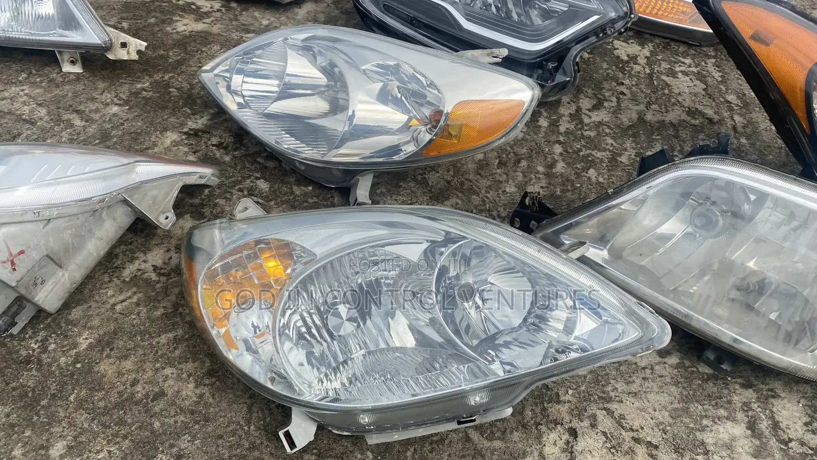 Toyota Matrix 2005 Headlight Pair