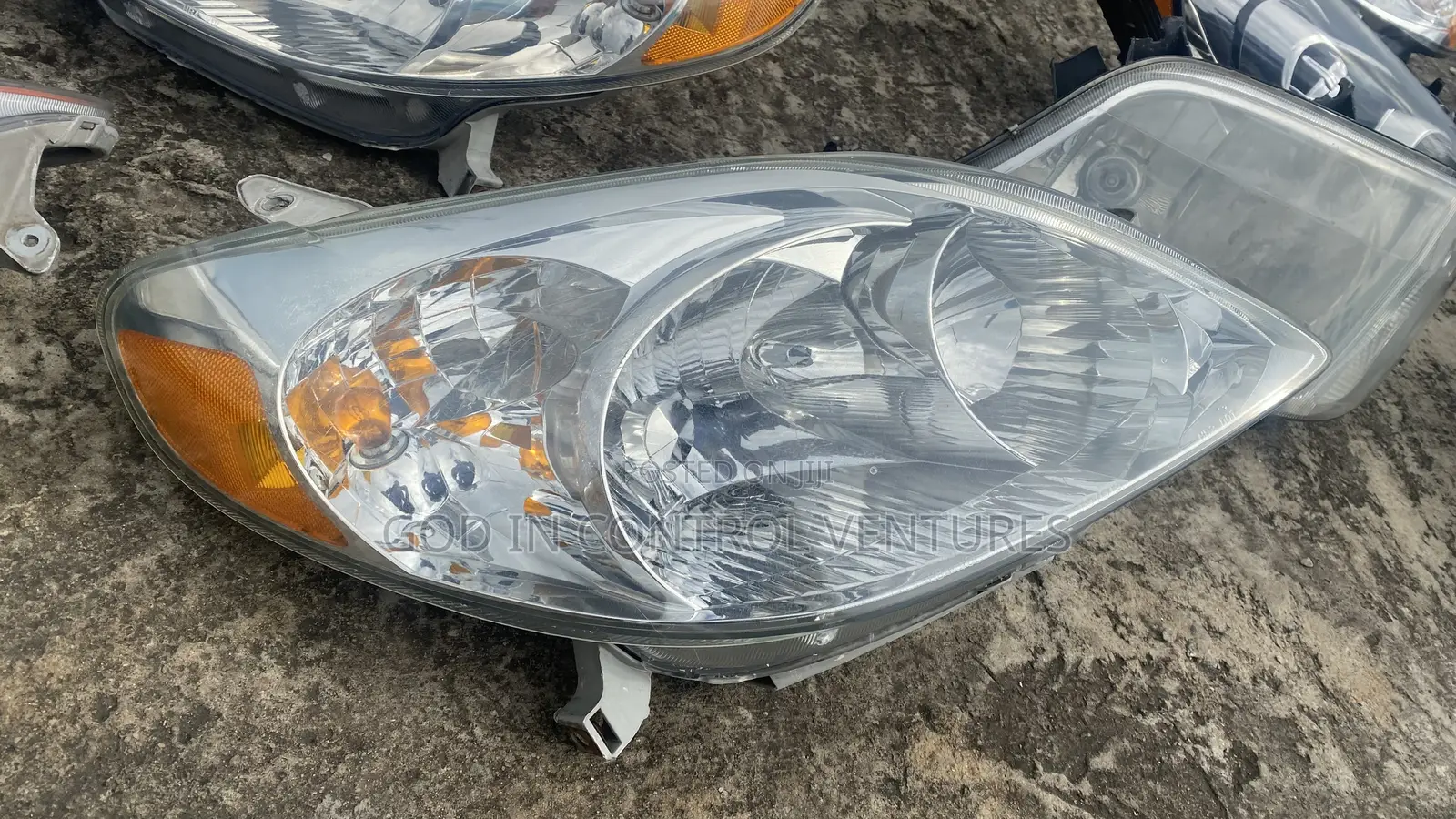 Toyota Matrix 2005 Headlight Pair