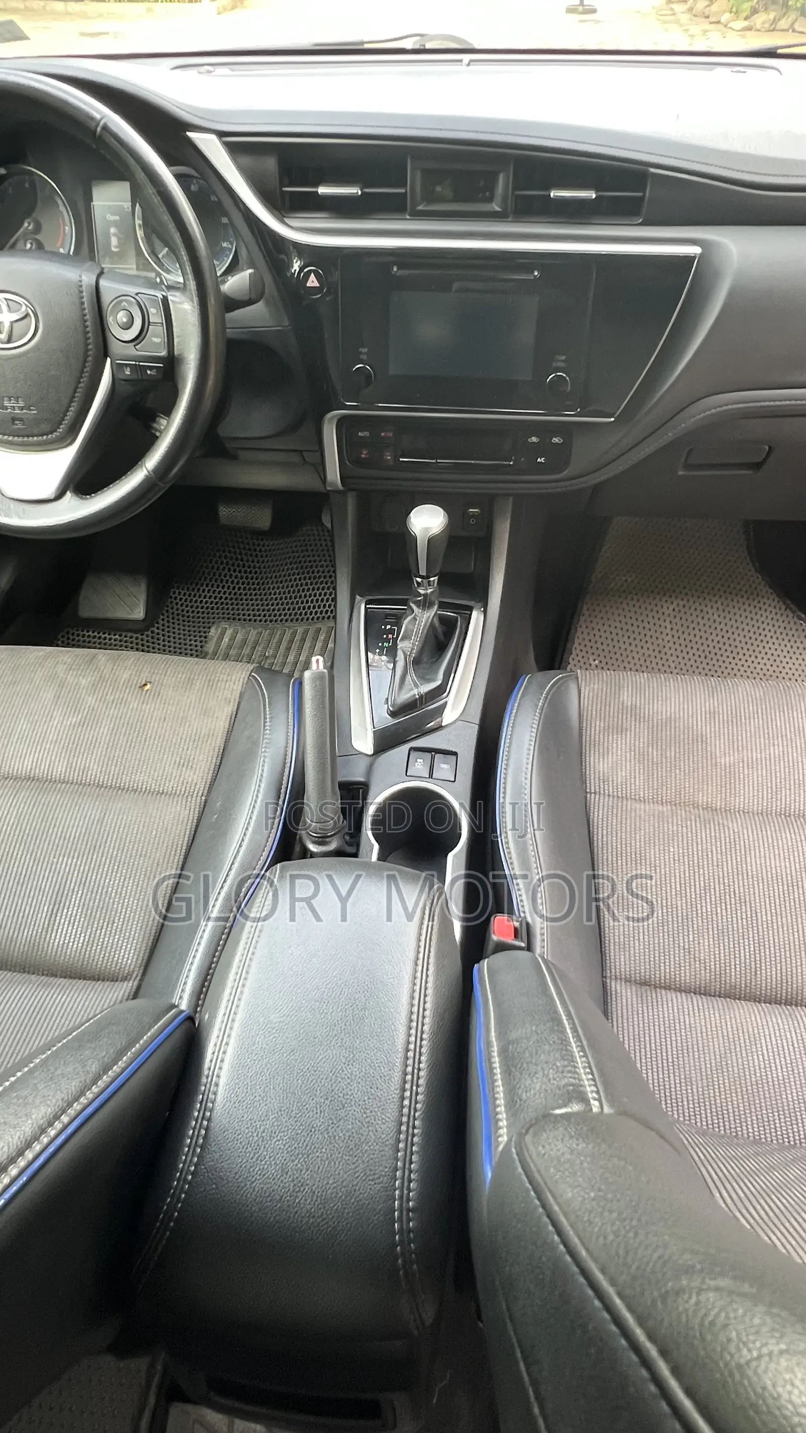 Toyota Corolla SE (1.8L 4cyl 6M) 2018 White