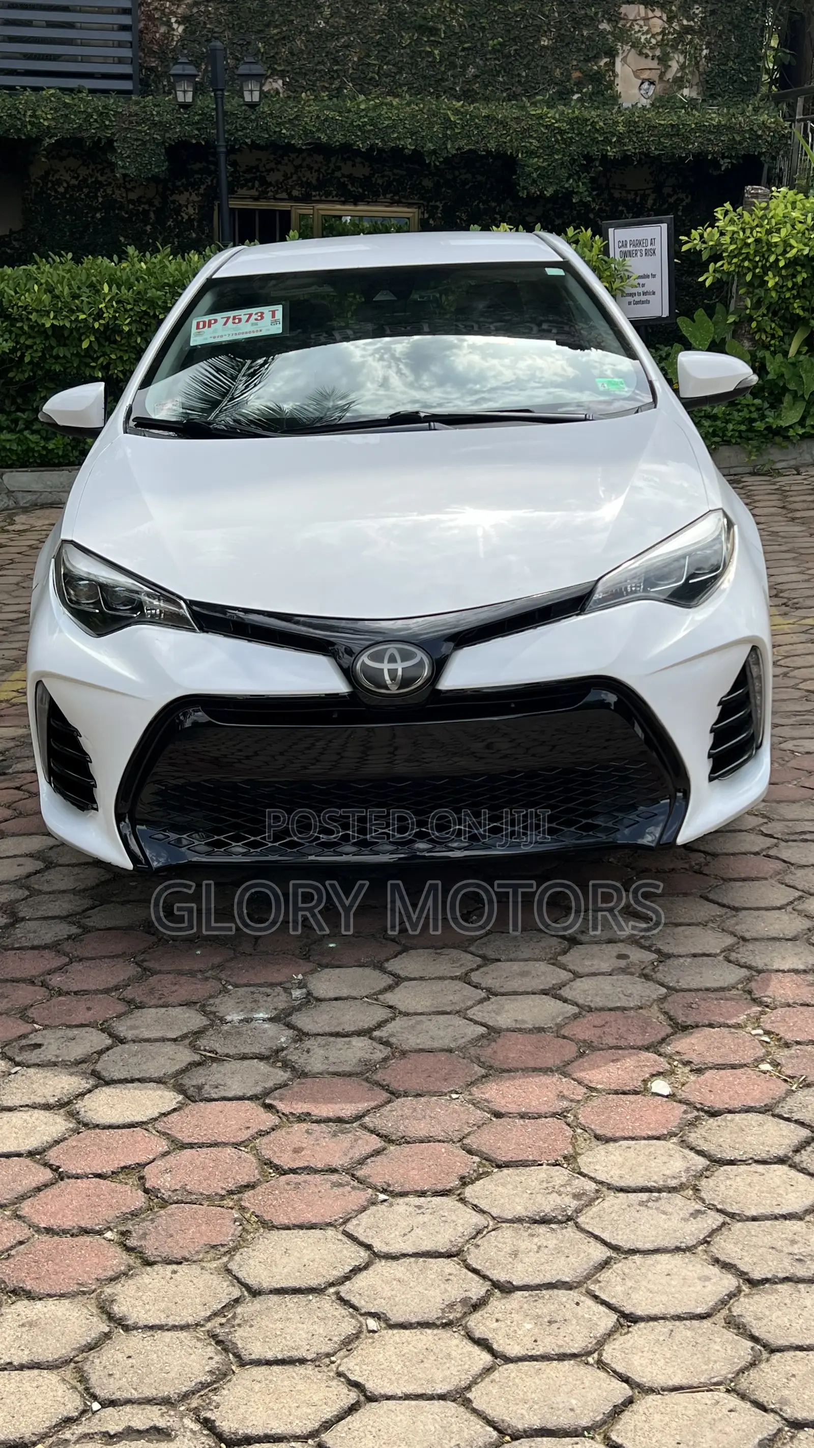 Toyota Corolla SE (1.8L 4cyl 6M) 2018 White