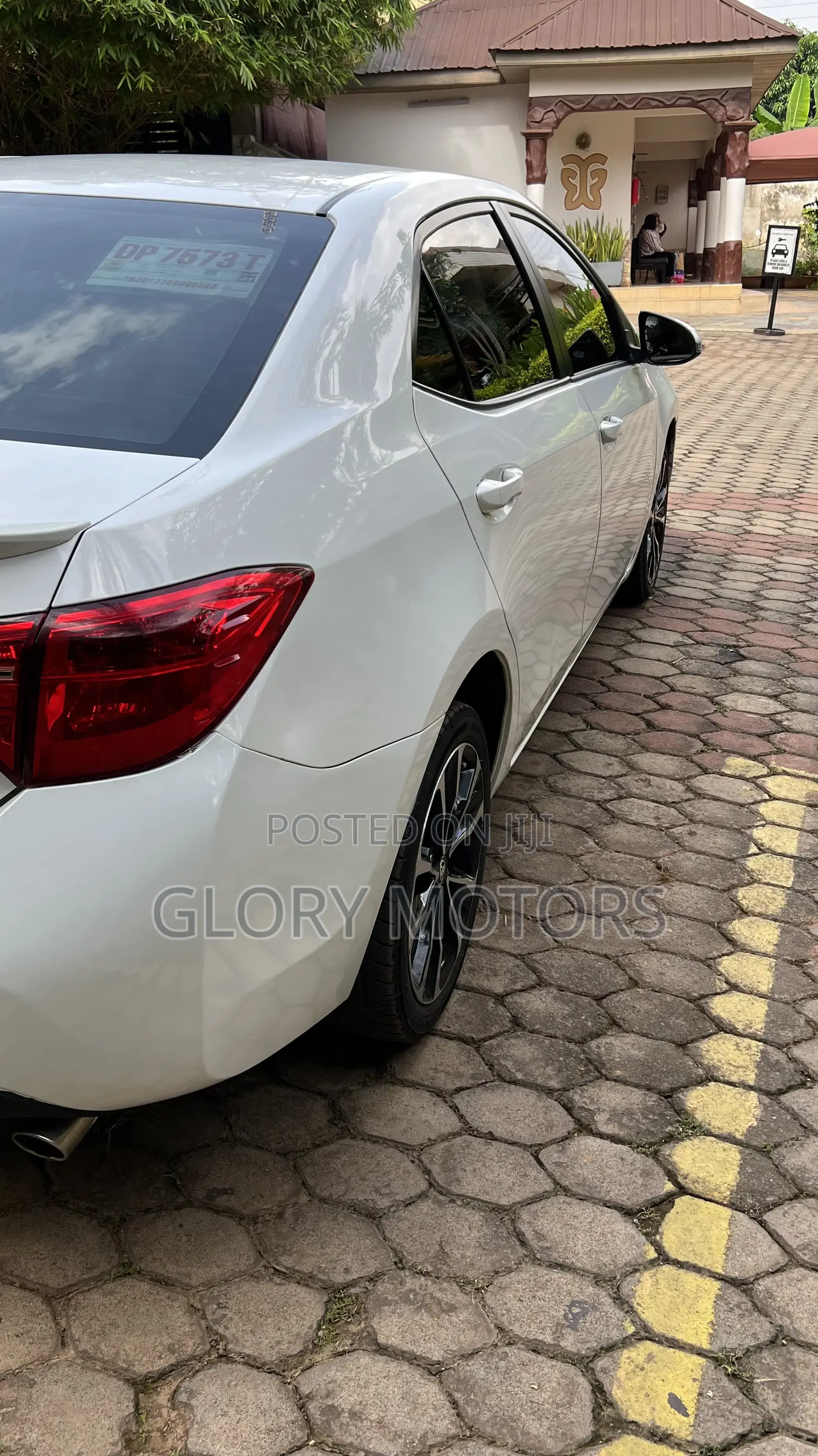 Toyota Corolla SE (1.8L 4cyl 6M) 2018 White