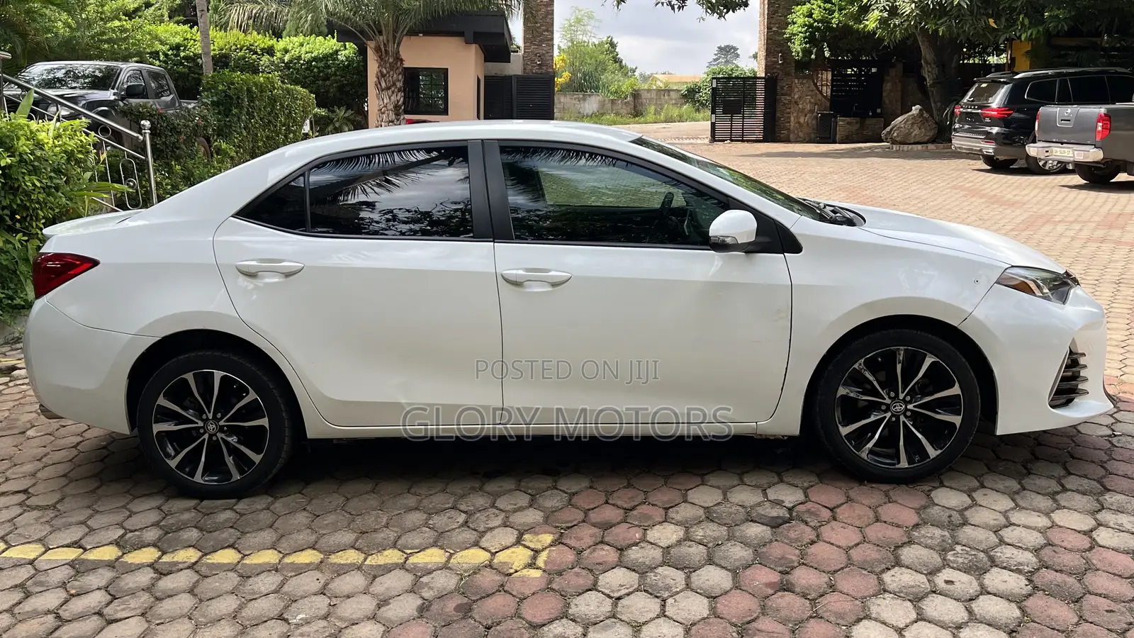Toyota Corolla SE (1.8L 4cyl 6M) 2018 White