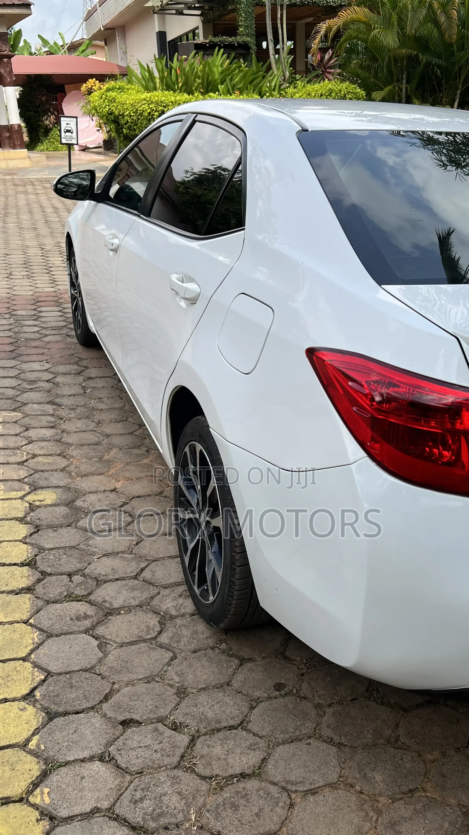 Toyota Corolla SE (1.8L 4cyl 6M) 2018 White