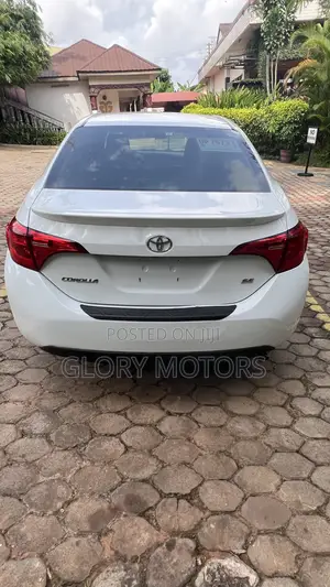 Toyota Corolla SE (1.8L 4cyl 6M) 2018 White