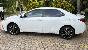 Toyota Corolla SE (1.8L 4cyl 6M) 2018 White